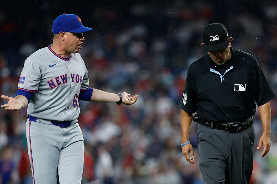 一塁塁審に抗議するメッツのカルロス・メンドーサ監督【写真:ロイター】