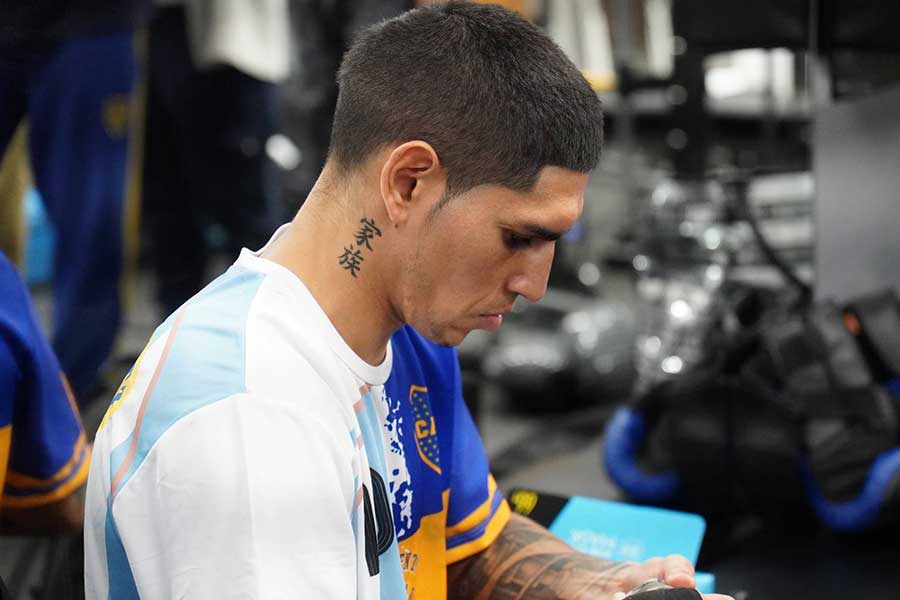 マルティネスの首に入った「家族」のタトゥー【写真：編集部】