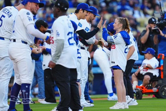 大谷翔平が笑顔にした1人の少女の正体 緊張の面持ちからハイタッチ