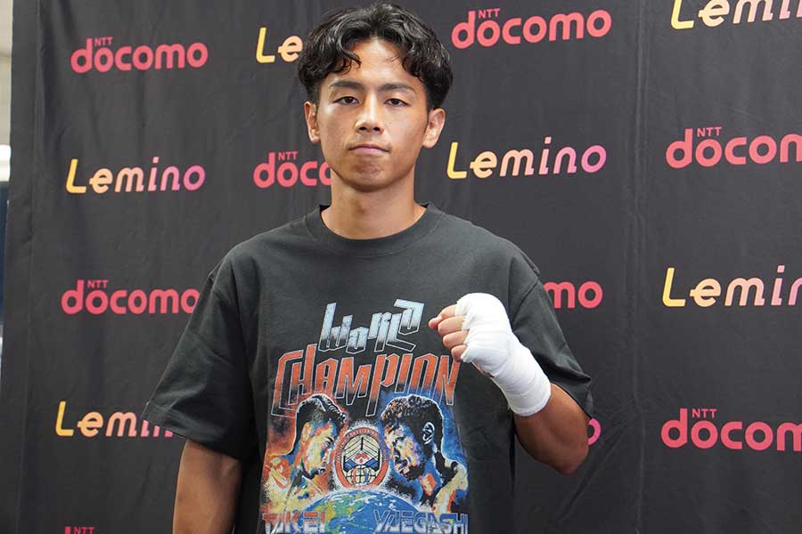 充実感を漂わせ、ガッツポーズをとる武居由樹【写真：澤田直人】