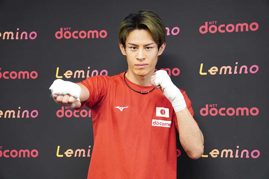 右拳を突き出してポーズをとる力石【写真：澤田直人】