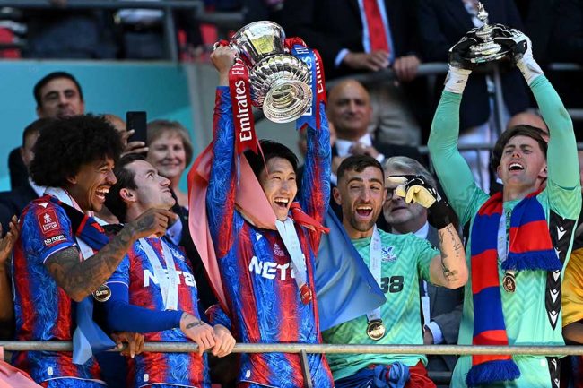 28歳日本人MFの「帰る気マンマン」な1枚が話題沸騰 1人だけ服装が