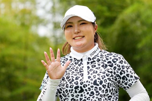 女子ゴルフで実況席も笑う衝撃イーグル→歓喜のダンス 26歳に「おおー