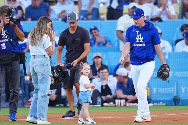 ドジャース戦で「可愛すぎる」も納得の始球式 虜のファン大量発生