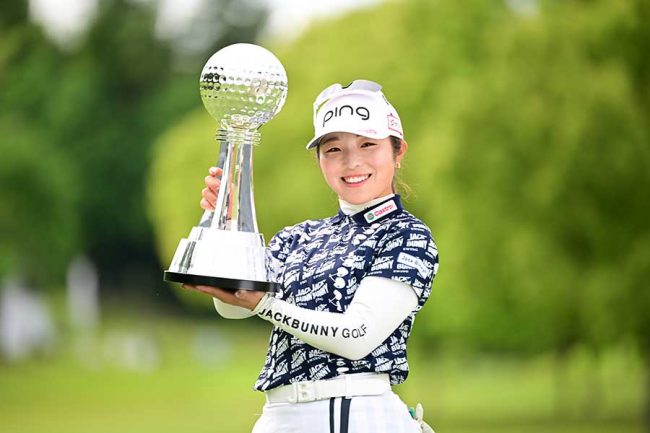 速報】女子ゴルフ佐久間朱莉、－20で逃げ切り完全V！ 涙の初Vから1か月