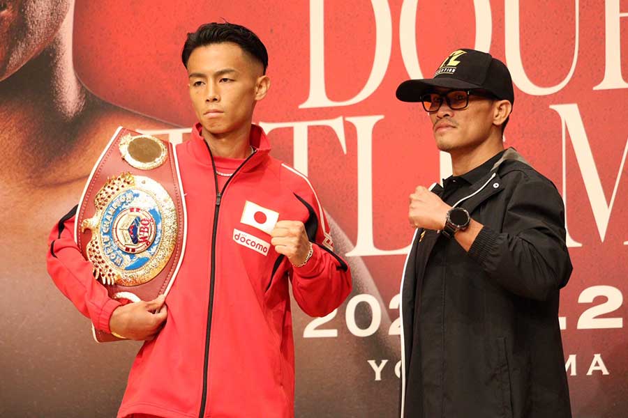 会見で並んでポーズをとった武居とユッタポン（右）【写真：浜田洋平】