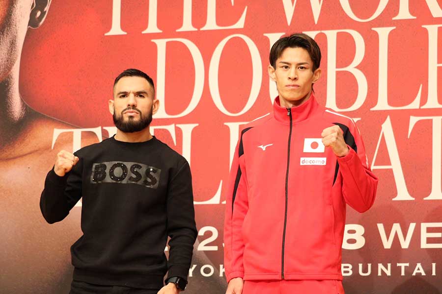 会見で並んでポーズをとった力石政法とエドアルド・ヌニェス(左)【写真:浜田洋平】