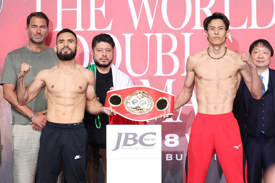 握りこぶしを作るエドアルド・ヌニェス（左）と力石政法【写真：浜田洋平】