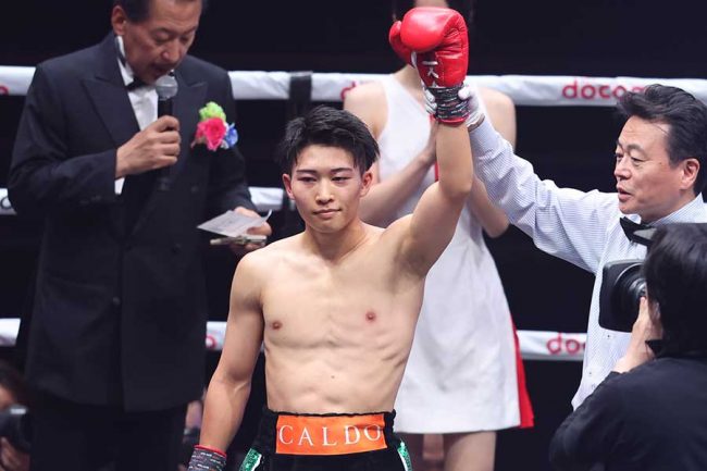 憧れ井上尚弥の前で鮮烈2回TKOデビュー 22歳逸材・荒竹が右フック一閃