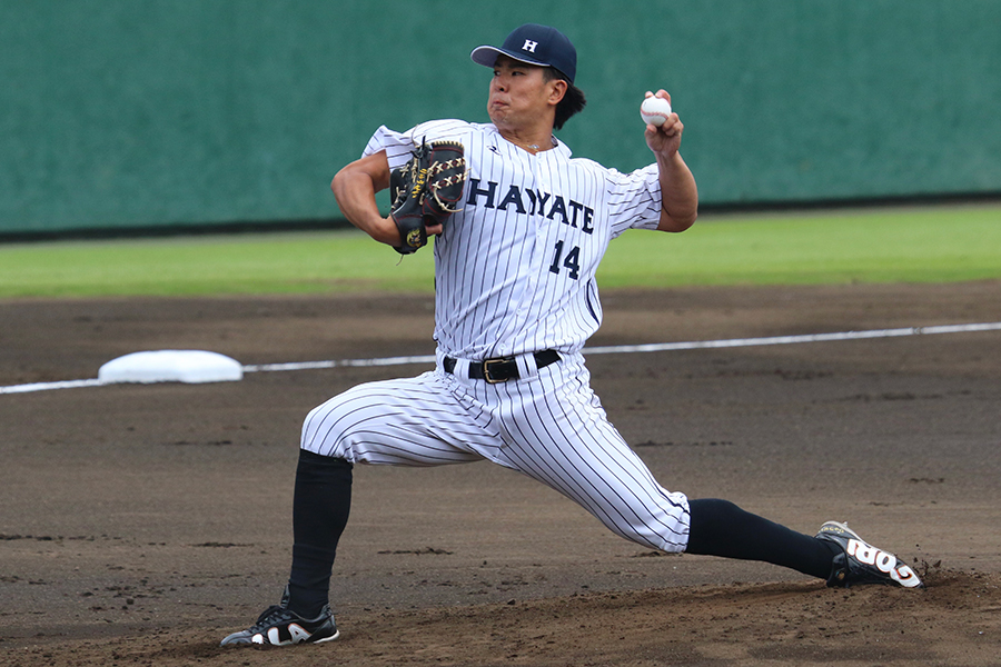 打者からボールの出所が見づらいフォームで投げる山田【写真:羽鳥慶太】