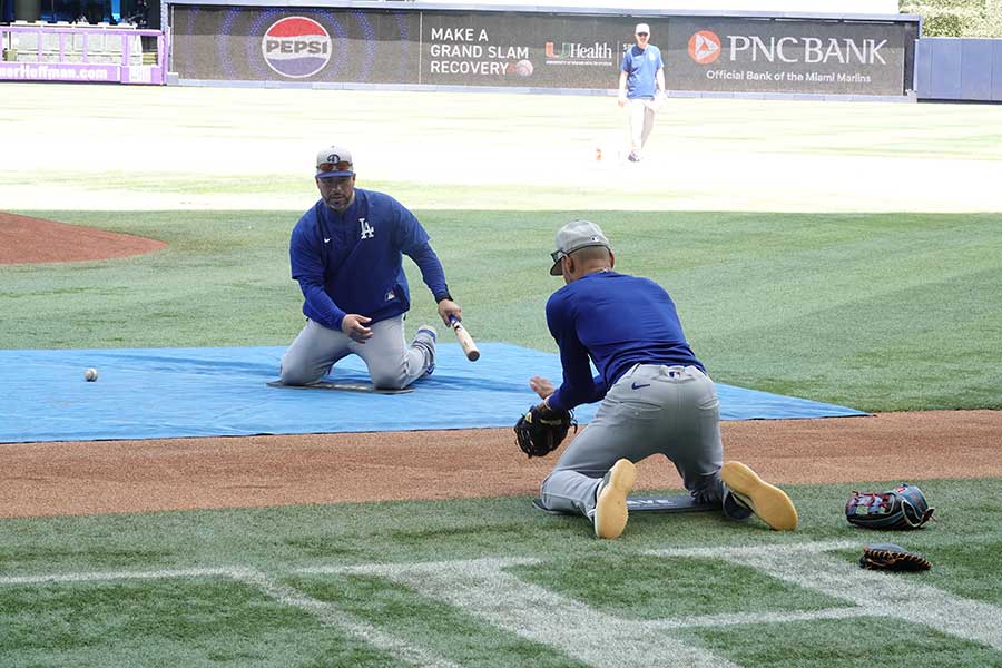 ベッツ（手前）もゴロ捕球を繰り返す。「自分の両手、両目を洗練させること」に集中している【写真：鉾久真大】