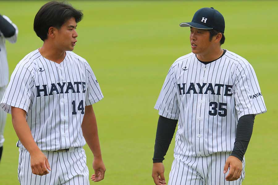 巨人から派遣されていた山田龍聖投手（左）は同学年。野口（右）は積極的にコミュニケーションをとった【写真：羽鳥慶太】