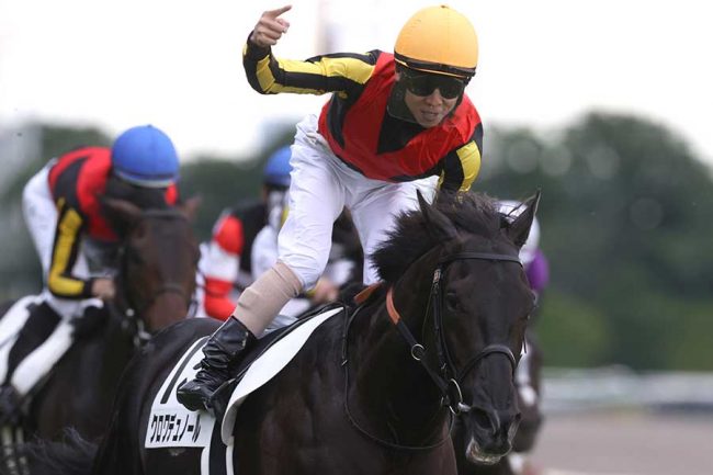 こんなダービー珍しくね？」 ゴール直後、中継に映った異例の光景に