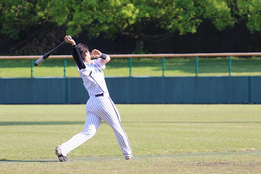 試合が終わったグラウンドで素振りを繰り返すチャン・ヒョンジン【写真:羽鳥慶太】