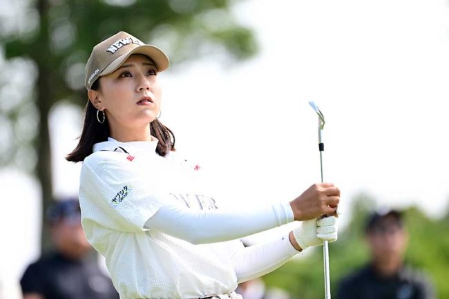 速報】女子ゴルフ27歳がイーグルで首位ターン「大きいですね」 解説も
