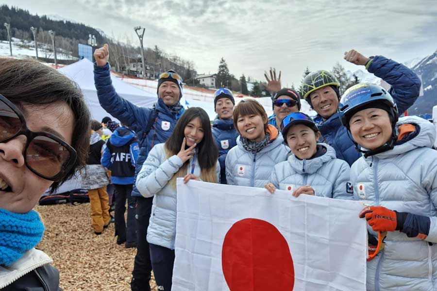 2月にイタリア・ボルミオで行われたテスト大会に参加したSKIMO日本チームと丸山尚子氏(左端)【写真:本人提供】