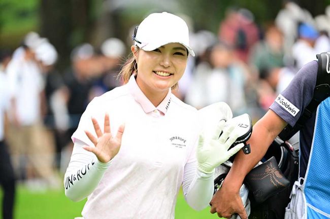 速報】女子ゴルフ優勝争いで騒然「うぉー！」 鮮やかチップインで首位