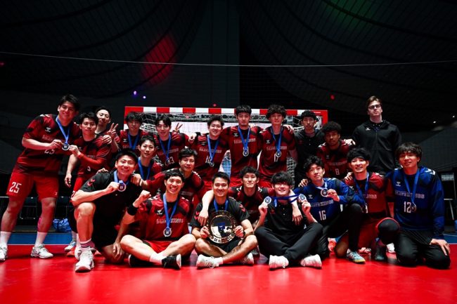 準優勝のブレイヴキングス刈谷。表彰式では笑顔を見せた【写真:中戸川知世】