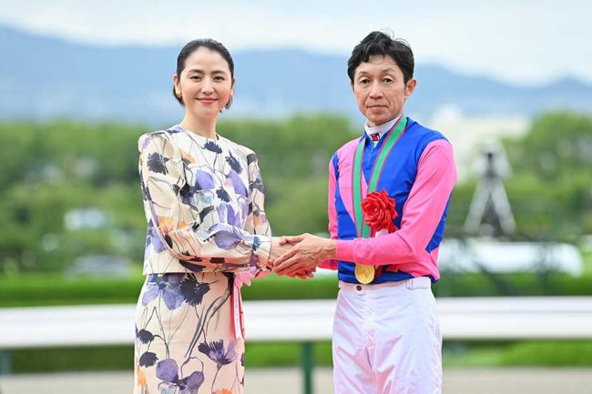 トップ騎手と女優は絵になる」 春の競馬界、長澤まさみだけじゃない