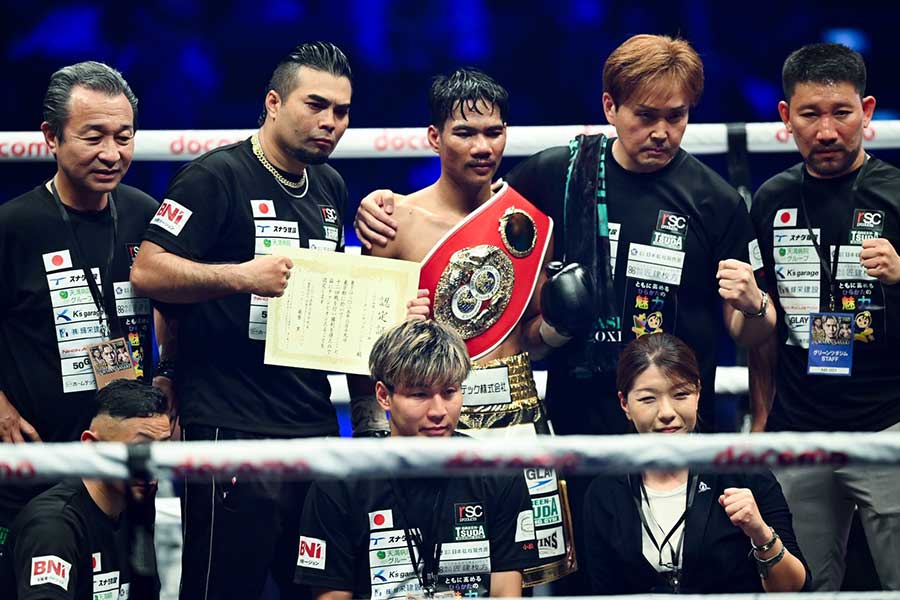 IBF世界ライトフライ級新王者となったシムシー（中央）と本石昌也会長（右から2番目）【写真：中戸川知世】