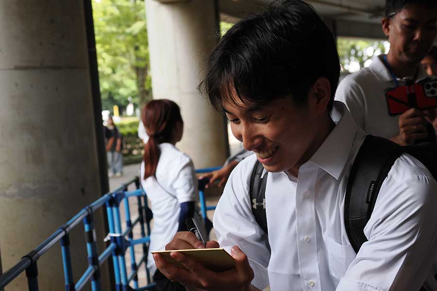 ファンからのサインの求めに笑顔で応じる渡辺【写真：羽鳥慶太】