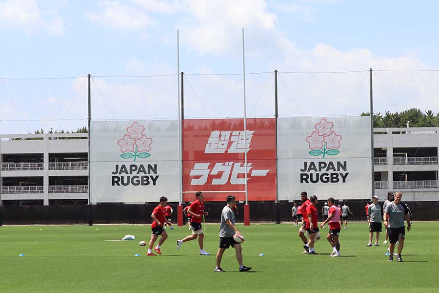 宮崎合宿で汗を流す選手たち、エディーHCが掲げる「超速ラグビー」の文字が躍る【写真:(C)JRFU】