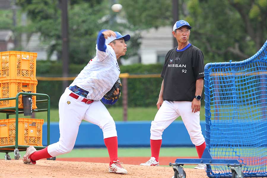 「教科書やプレゼンとは違う」社員の心を動かす戦いを目指す伊藤監督(右)【写真:羽鳥慶太】