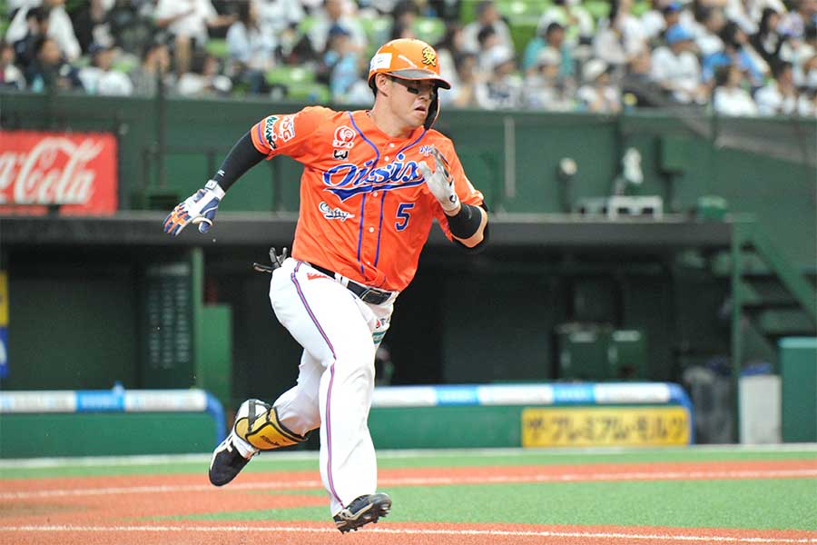 大川は守備、走塁も全力プレーでファンを引き付ける【写真：羽鳥慶太】