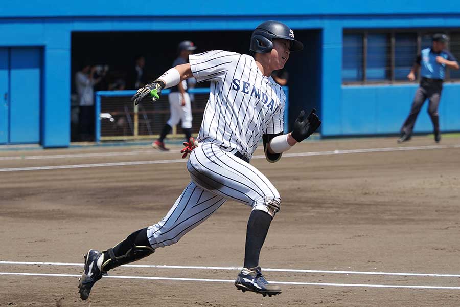 50メートル5秒9の快足で、攻撃的な走塁を見せる平川【写真：羽鳥慶太】