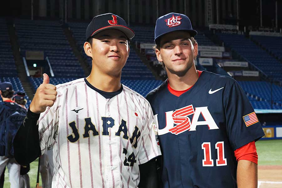 平川（左）はチョロウスキーと2ショット。上の舞台で再会する日は来るか【写真：羽鳥慶太】