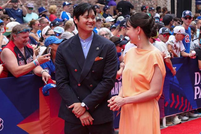 奥さんが彼に教えているんだ」 大谷、妻のドレスに