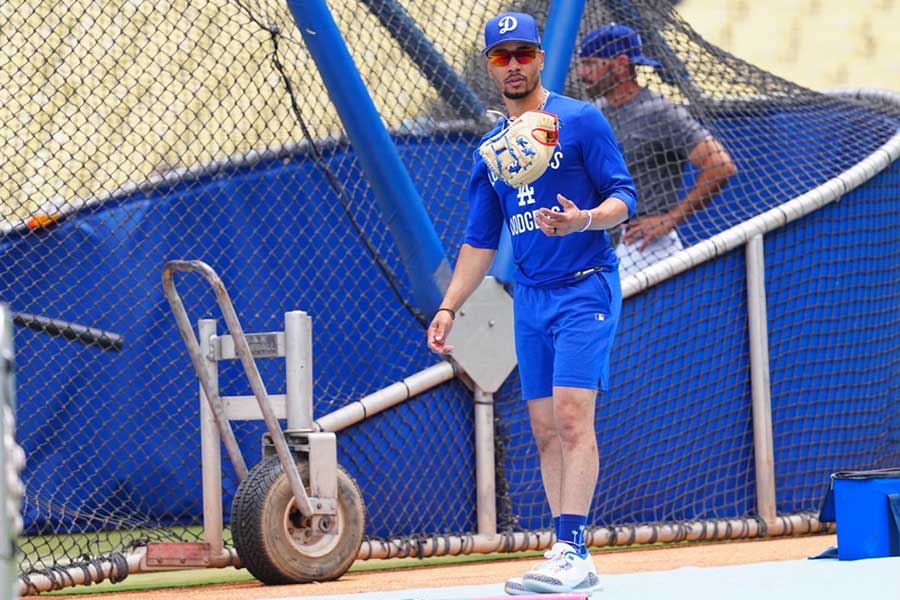 練習に励むベッツ。背後にいるのがクリス・ウッドワード一塁コーチ【写真：荒川祐史】