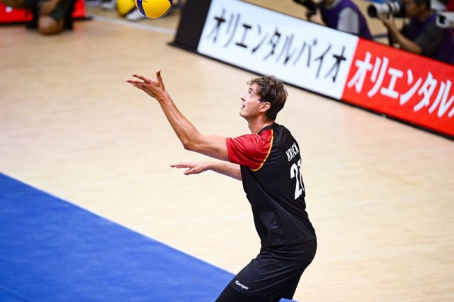 他の人より頭三つ分大きいね」 213cmバレー男子が一般人に紛れて渋谷を