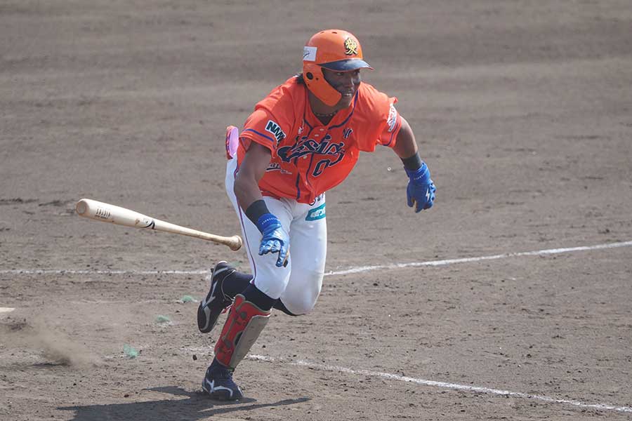 豪快スイングの知念、それでもバットに当てられるのは天賦の才だという【写真：羽鳥慶太】