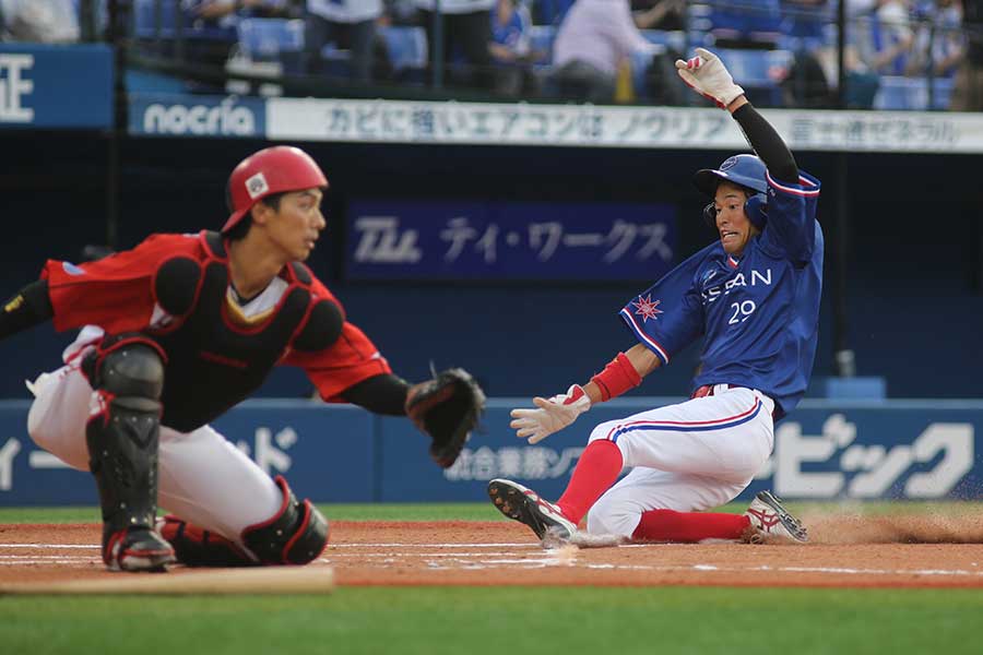 チームに勢いをつけると心に決め、先制のホームを踏んだ宮川(右)【写真:羽鳥慶太】