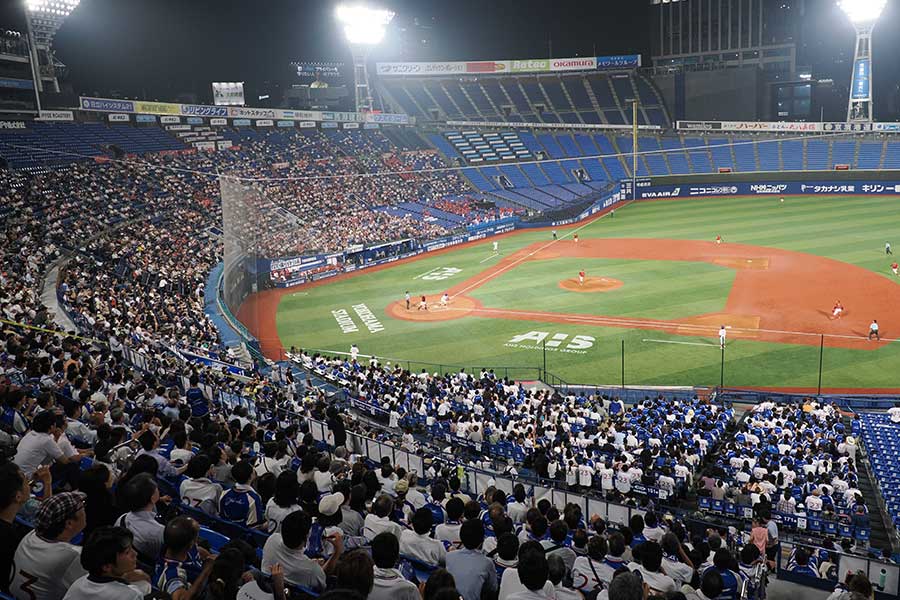 8日の東芝戦では、日産の一塁側を3800人の社員、ファンが埋めた【写真:羽鳥慶太】
