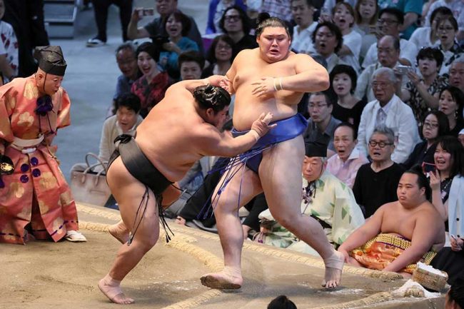 大相撲中継、画面に映った女性に驚き「出とるやん」「実況も解説も緊張