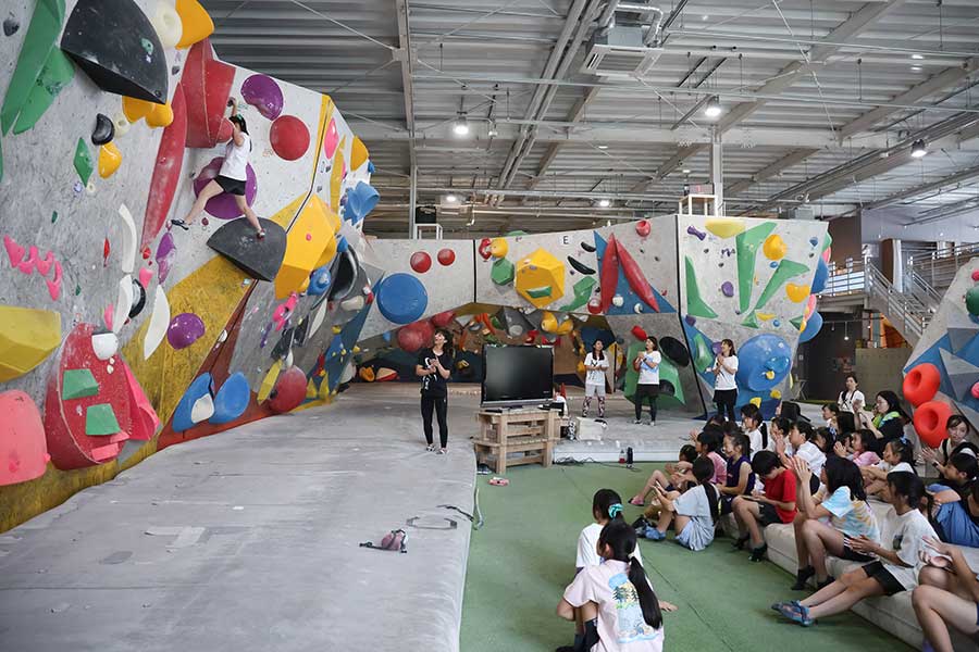 女性限定の空間の中で参加者はクライミングを楽しんだ【写真：山田智子】 