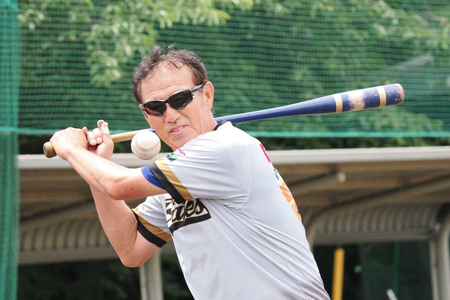 65歳になるが山森さんのノックは自由自在。現代の選手にも本塁打キャッチを期待している【写真：羽鳥慶太】