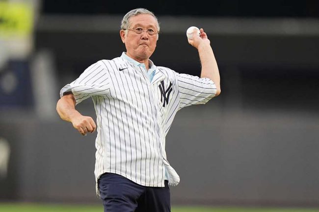 早い者勝ち❗️ 81歳でストライク投球する大物日本人に驚き NYのマウンドで「良い