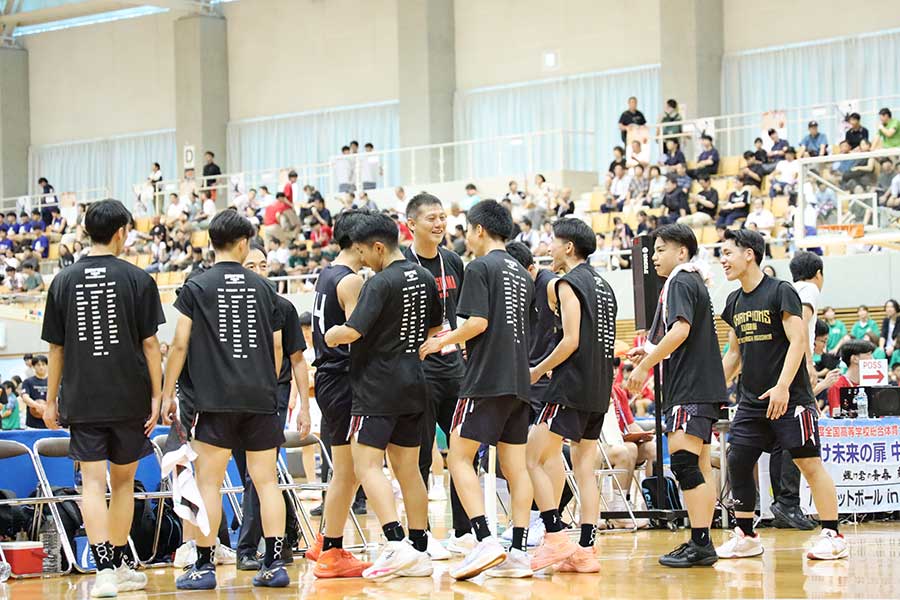 就任5年目で鹿児島を初の全国へ導いた西堂雅彦コーチ（中央）【写真：山田智子】