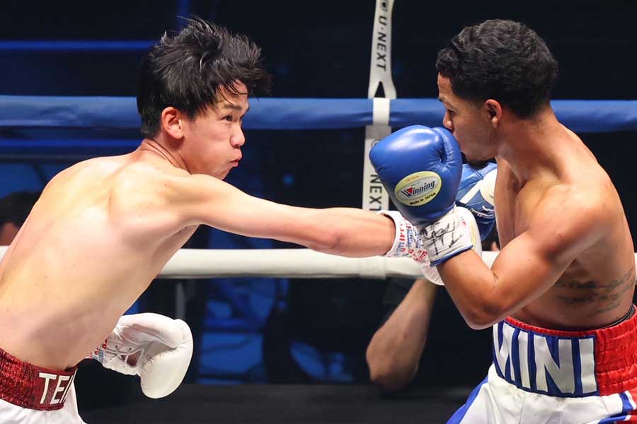 ロサを下して世界チャンピオンとなった高見(左)。夢の続きへと進む【写真:山口比佐夫】