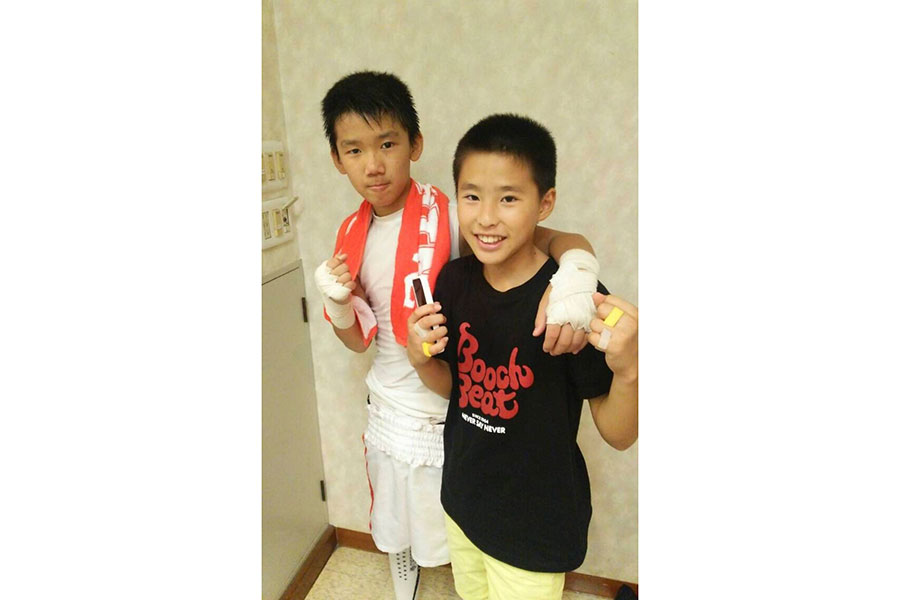 肩を組みポーズをとる小学生の頃の高見亨介(左)と坂間叶夢さん【写真:坂間一平さん提供】