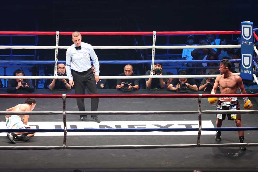 4回にダウンを奪った比嘉（右）【写真：山口比佐夫】