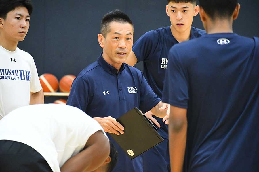 琉球U18の選手たちに指導する浜口氏【写真：長嶺真輝】