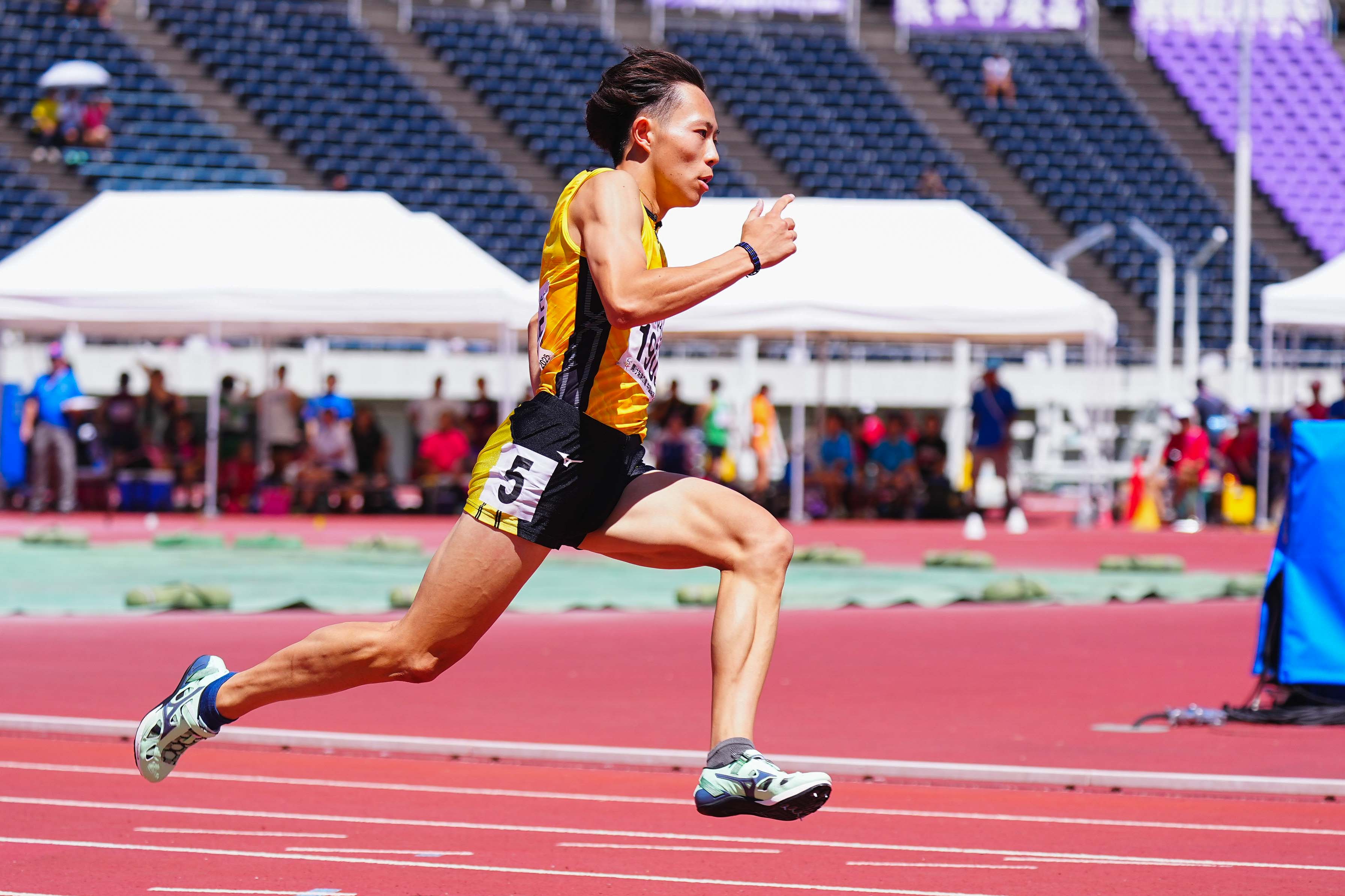 「身体の中心の股関節周りから前に突き飛ばすイメージ」が爆発力の秘訣だ【写真：荒川祐史】