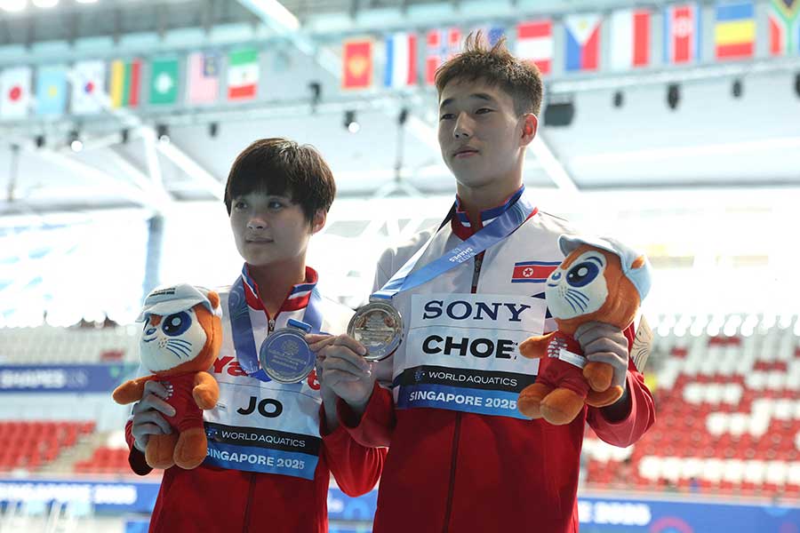 混合10メートルシンクロ高飛び込みで銀メダルを獲得したチョ・ジンミ（左）とチェ・ウィヒョン【写真：ロイター】