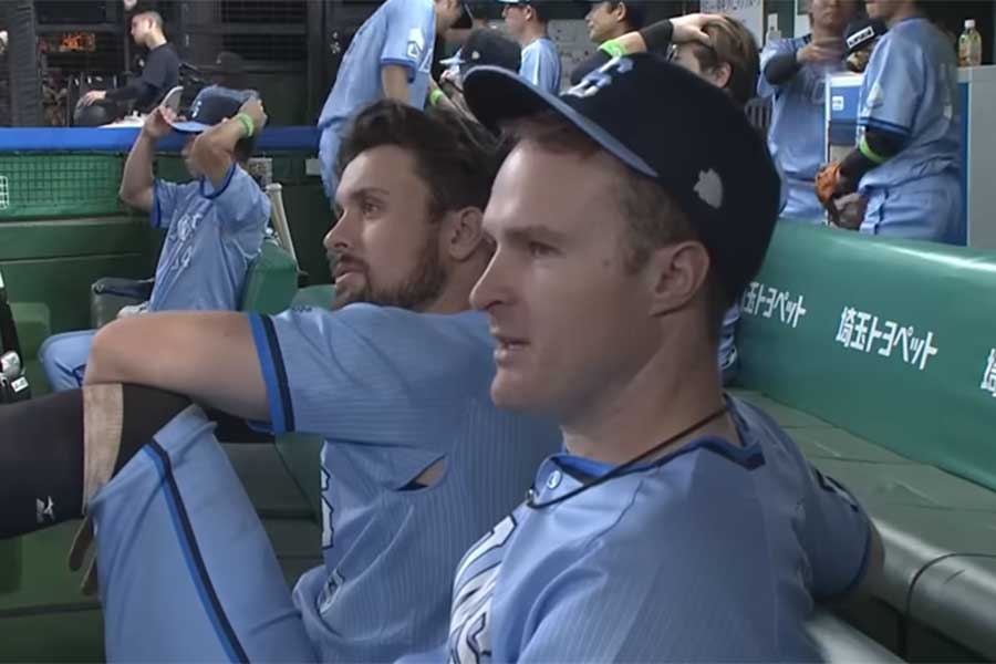 ベンチに座る西武のタイラー・ネビンとJD・デービス（奥）【画像：パーソル パ・リーグTV】