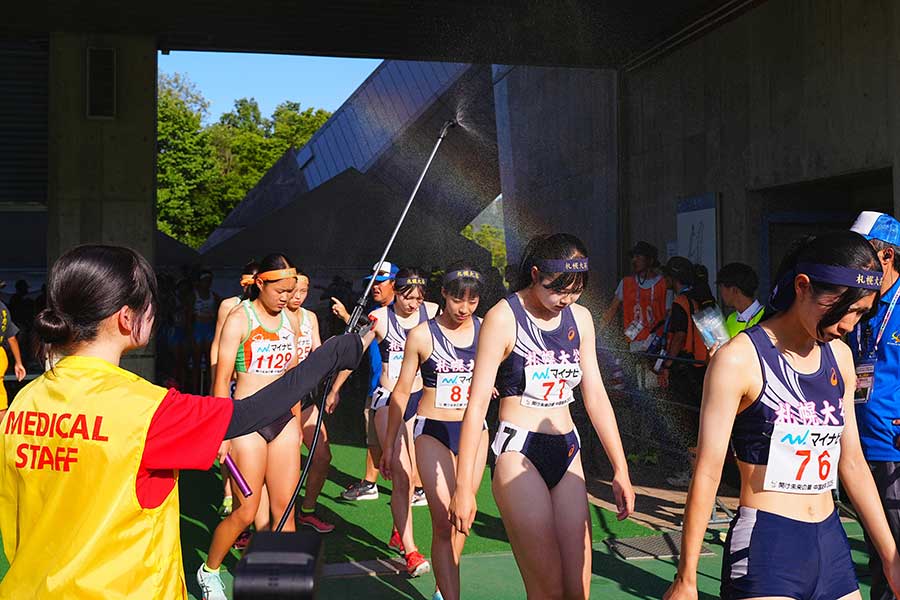 暑熱対策で実施されたミスト噴射、レース前後の選手の体を冷やした【写真：荒川祐史】