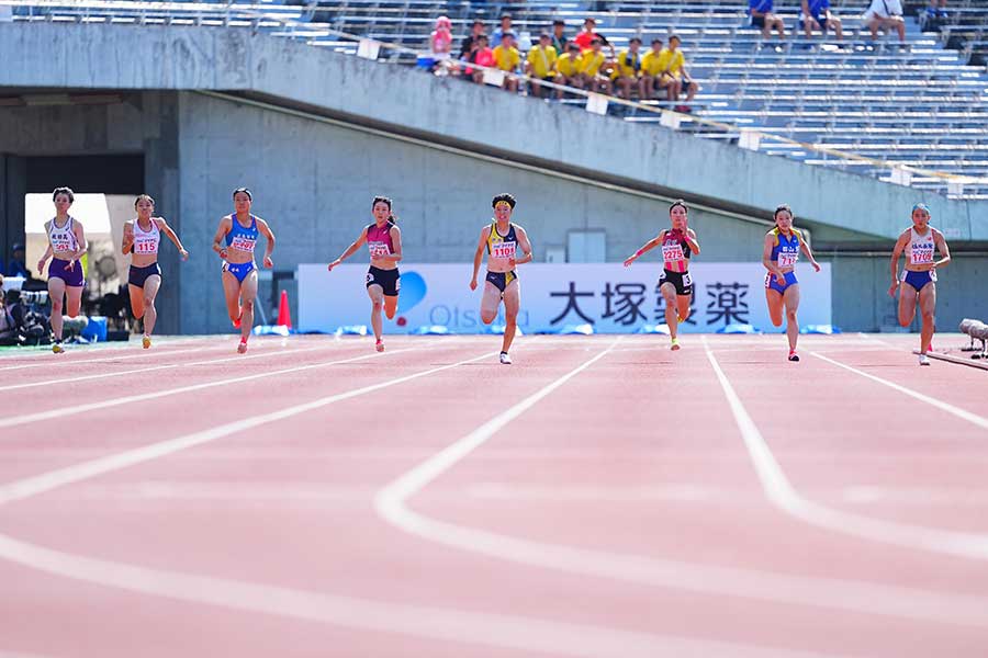 タイムレース決勝は有利・不利が生まれ、選手の反応もさまざま【写真：荒川祐史】